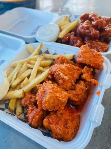 BONELESS 170 GRS. + PAPAS 150 GRS.